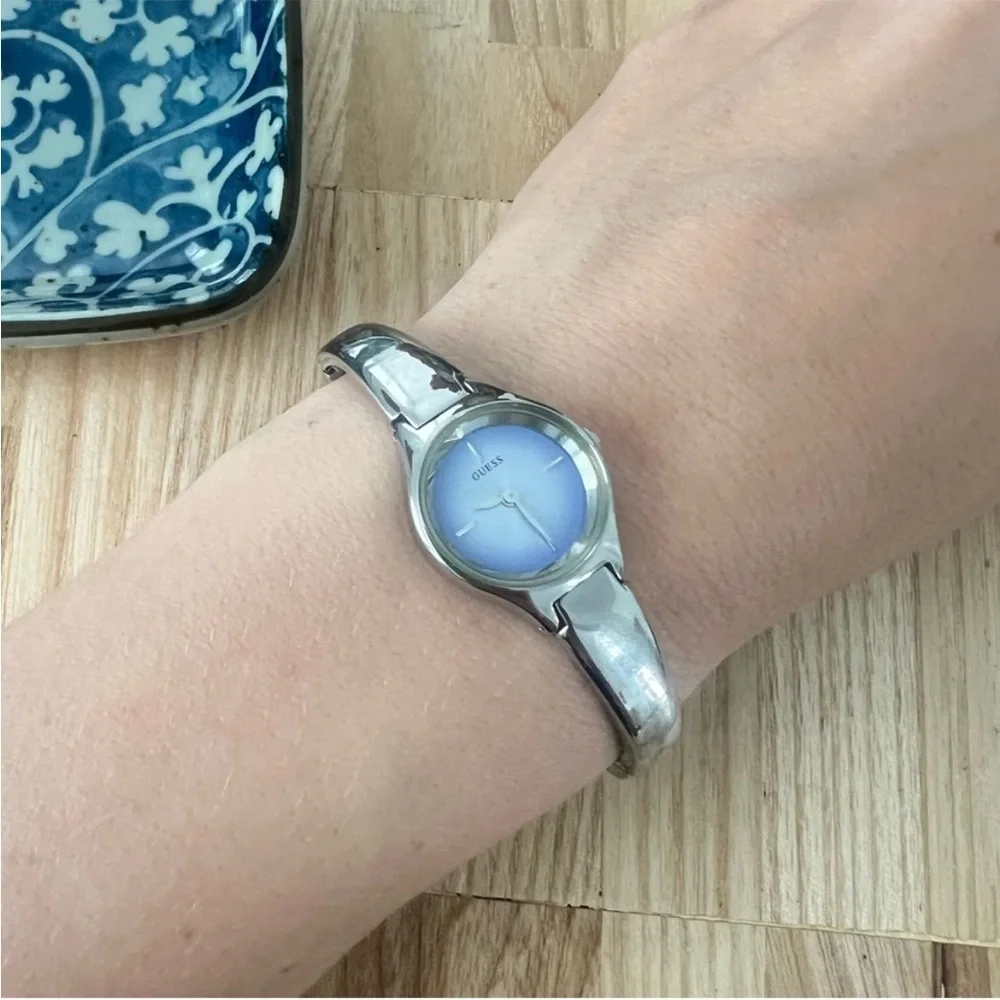 Guess dainty ladies lavender dial silver tone bracelet watch NEW BATTERY